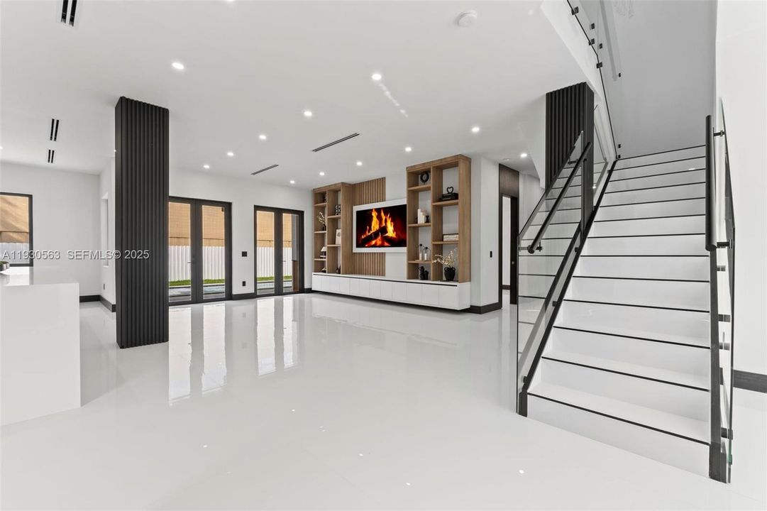 For Sale: $1,600,000 (5 beds, 6 baths, 2878 Square Feet)