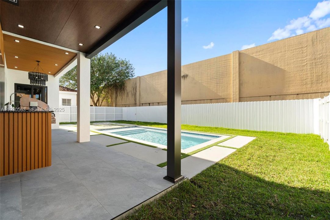 For Sale: $1,600,000 (5 beds, 6 baths, 2878 Square Feet)