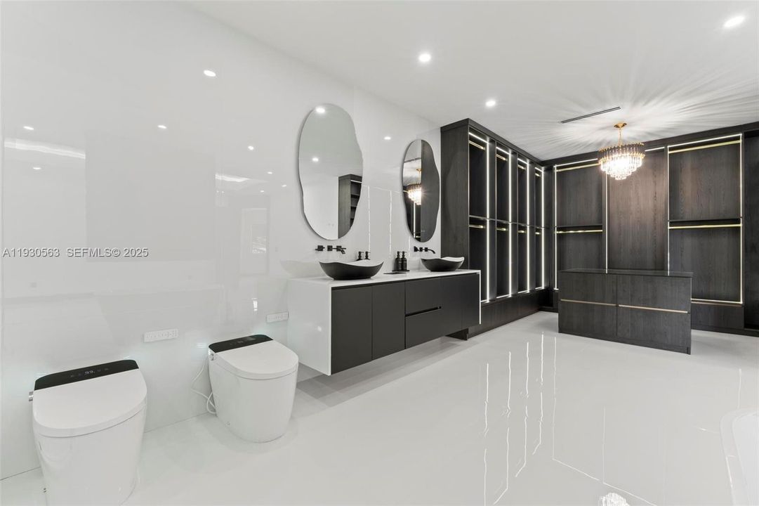 For Sale: $1,600,000 (5 beds, 6 baths, 2878 Square Feet)