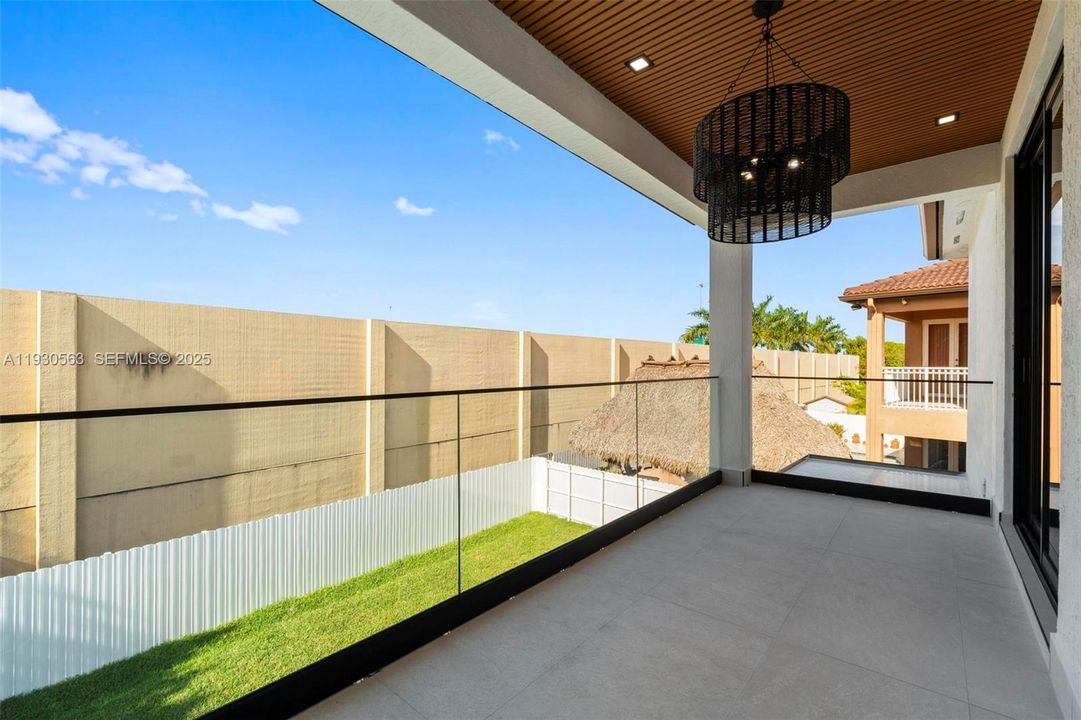 For Sale: $1,600,000 (5 beds, 6 baths, 2878 Square Feet)