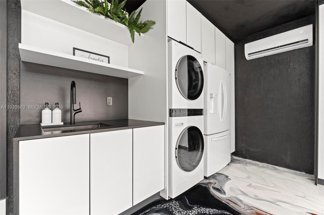 For Sale: $1,600,000 (5 beds, 6 baths, 2878 Square Feet)