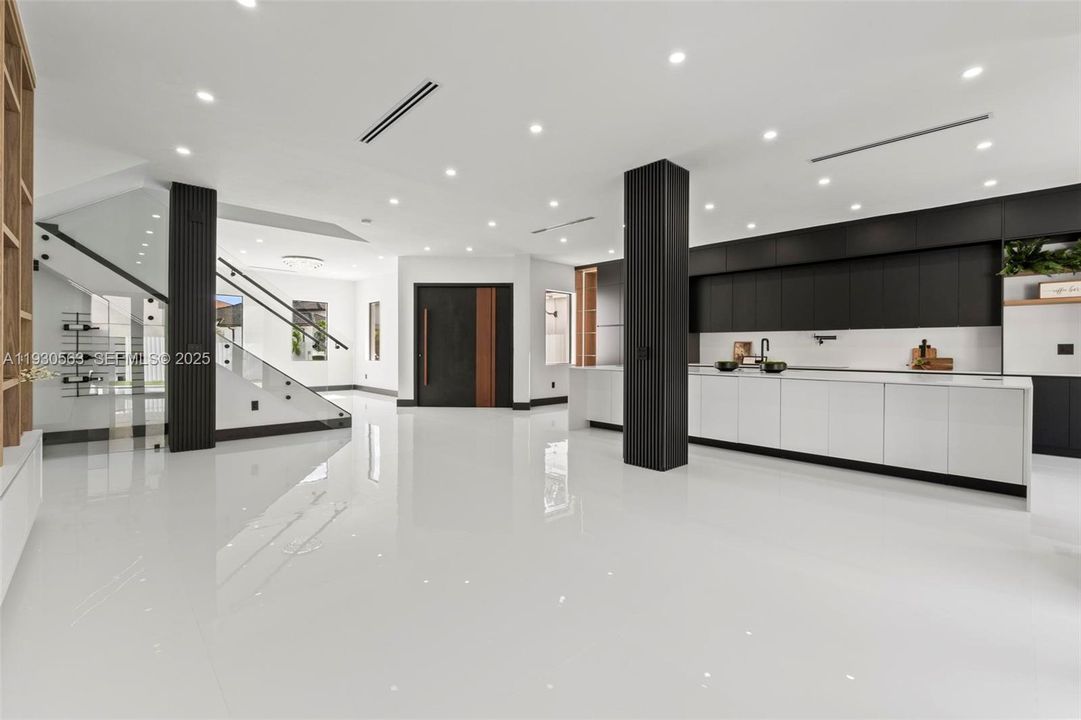 For Sale: $1,600,000 (5 beds, 6 baths, 2878 Square Feet)