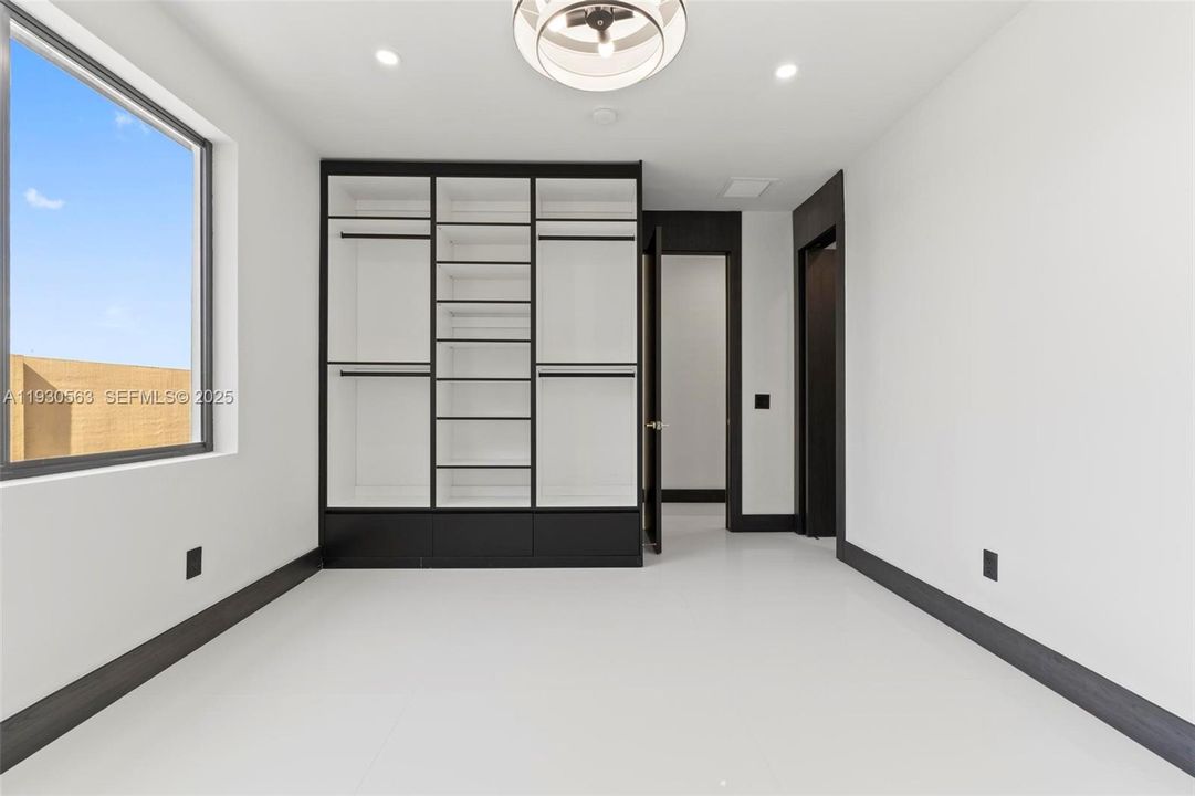 For Sale: $1,600,000 (5 beds, 6 baths, 2878 Square Feet)