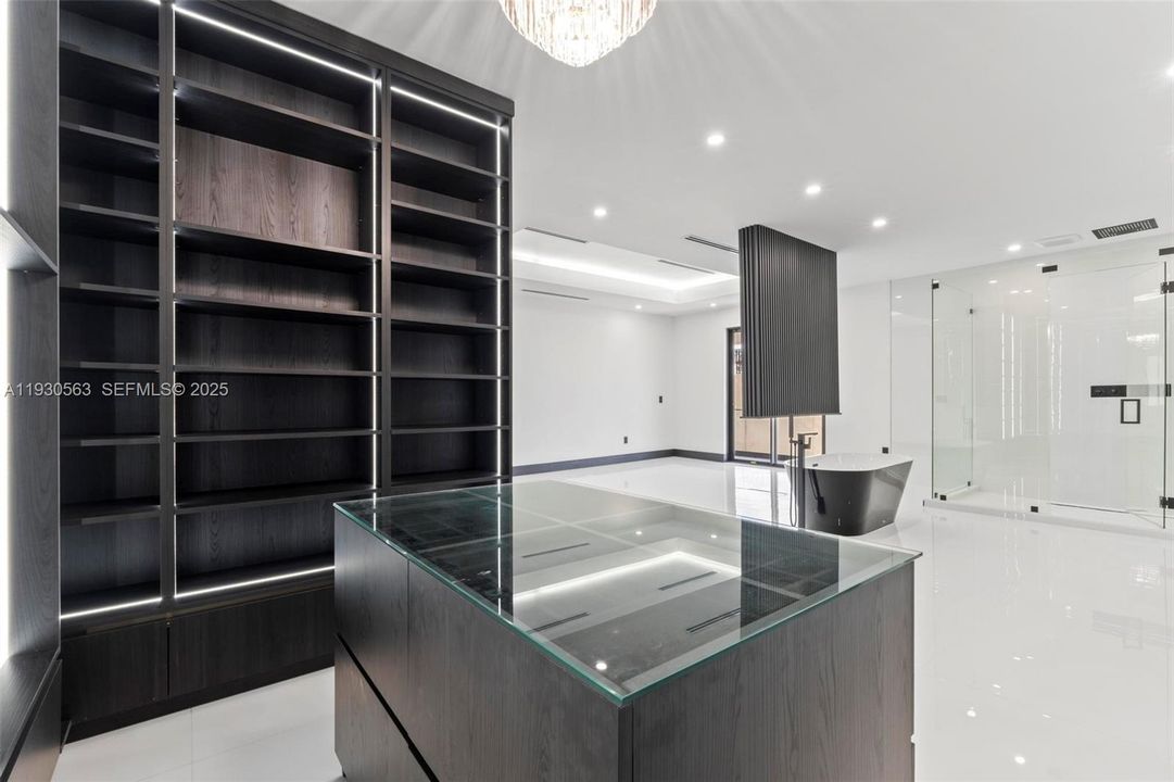 For Sale: $1,600,000 (5 beds, 6 baths, 2878 Square Feet)