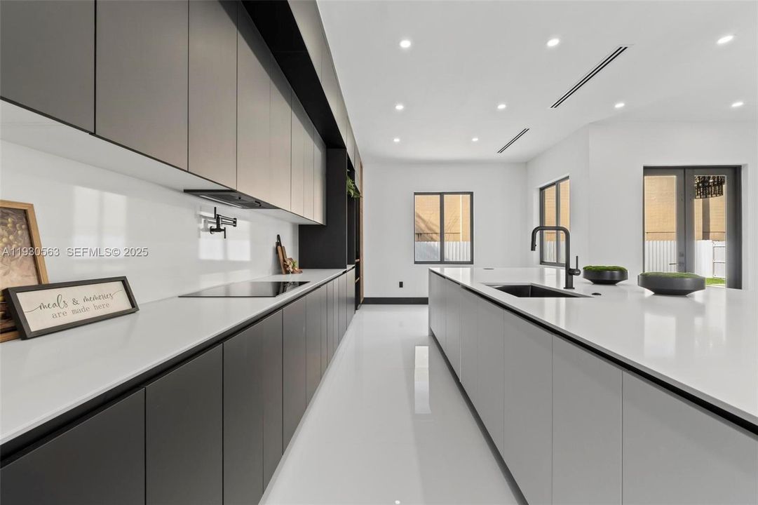 For Sale: $1,600,000 (5 beds, 6 baths, 2878 Square Feet)