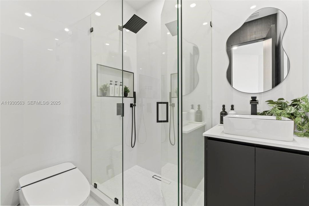 For Sale: $1,600,000 (5 beds, 6 baths, 2878 Square Feet)