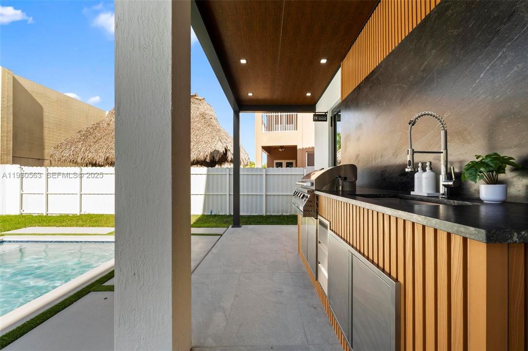 For Sale: $1,600,000 (5 beds, 6 baths, 2878 Square Feet)