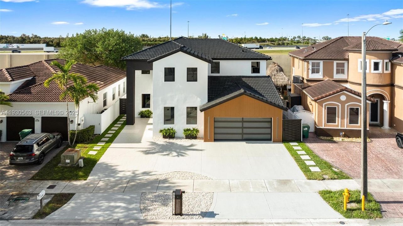 For Sale: $1,600,000 (5 beds, 6 baths, 2878 Square Feet)