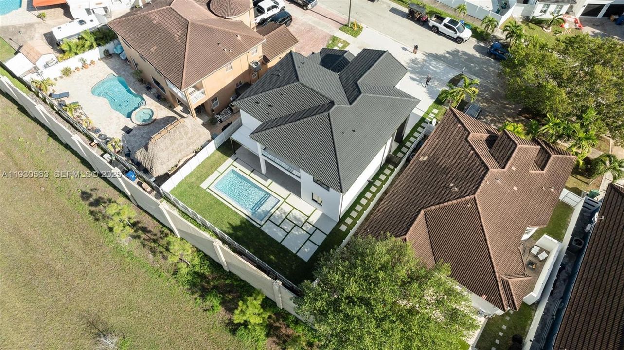 For Sale: $1,600,000 (5 beds, 6 baths, 2878 Square Feet)