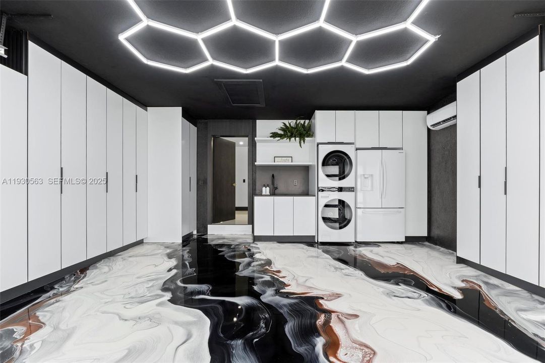 For Sale: $1,600,000 (5 beds, 6 baths, 2878 Square Feet)