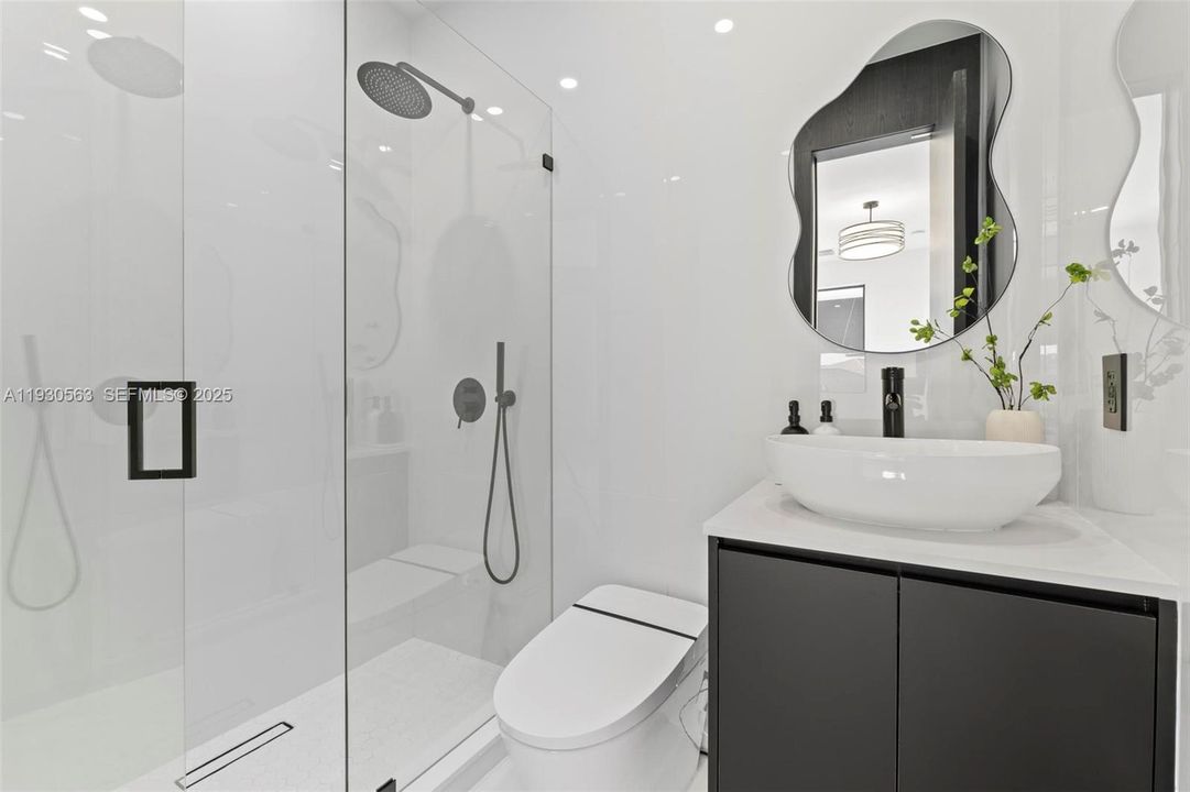 For Sale: $1,600,000 (5 beds, 6 baths, 2878 Square Feet)