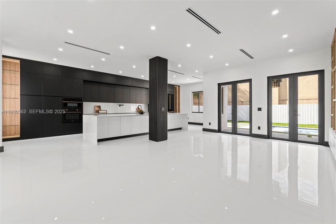 For Sale: $1,600,000 (5 beds, 6 baths, 2878 Square Feet)