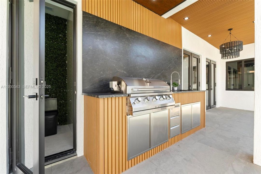 For Sale: $1,600,000 (5 beds, 6 baths, 2878 Square Feet)