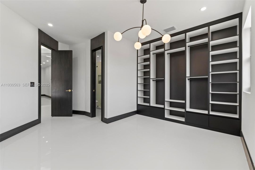 For Sale: $1,600,000 (5 beds, 6 baths, 2878 Square Feet)