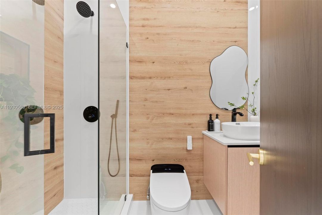 For Sale: $1,600,000 (5 beds, 6 baths, 2878 Square Feet)