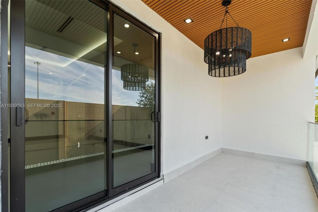 For Sale: $1,600,000 (5 beds, 6 baths, 2878 Square Feet)