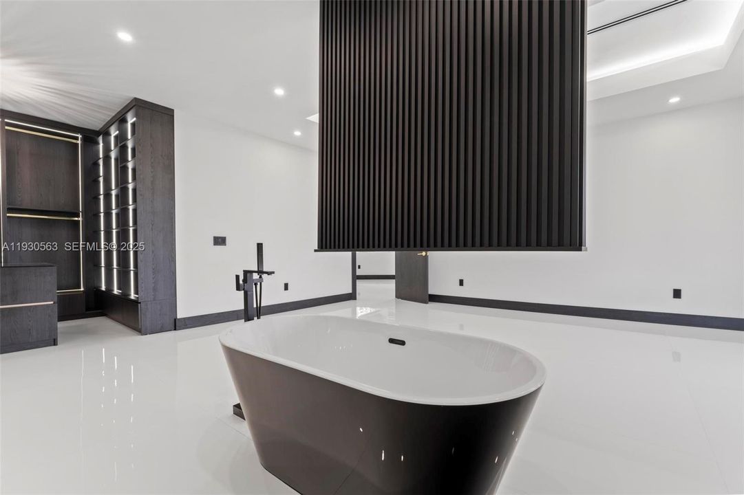 For Sale: $1,600,000 (5 beds, 6 baths, 2878 Square Feet)