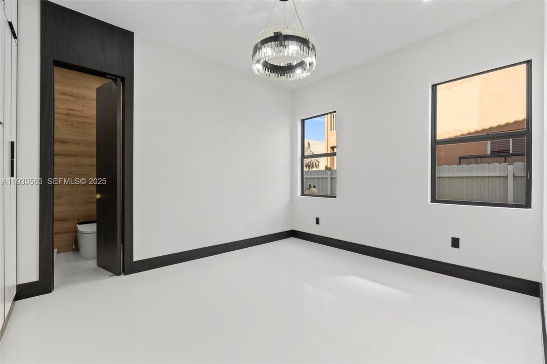 For Sale: $1,600,000 (5 beds, 6 baths, 2878 Square Feet)