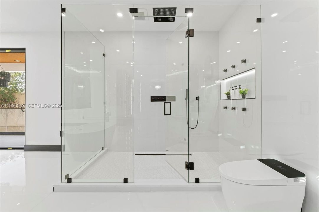 For Sale: $1,600,000 (5 beds, 6 baths, 2878 Square Feet)