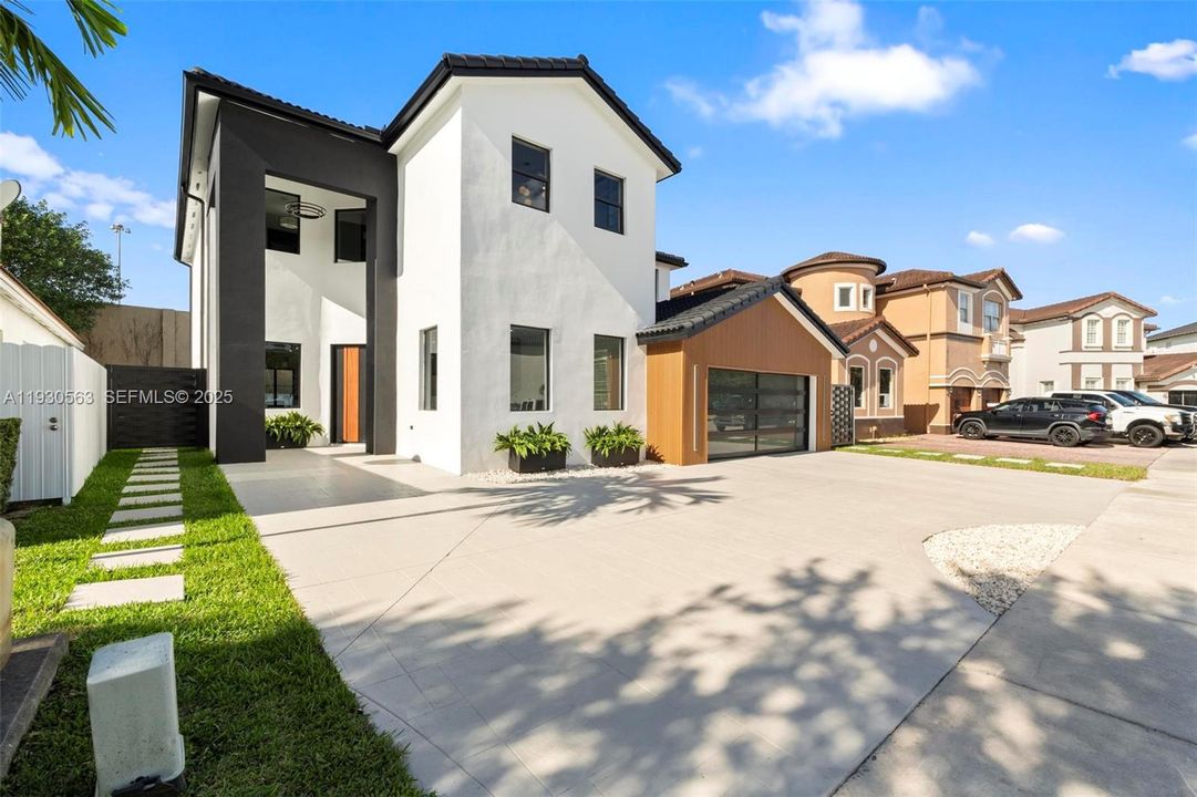 For Sale: $1,600,000 (5 beds, 6 baths, 2878 Square Feet)