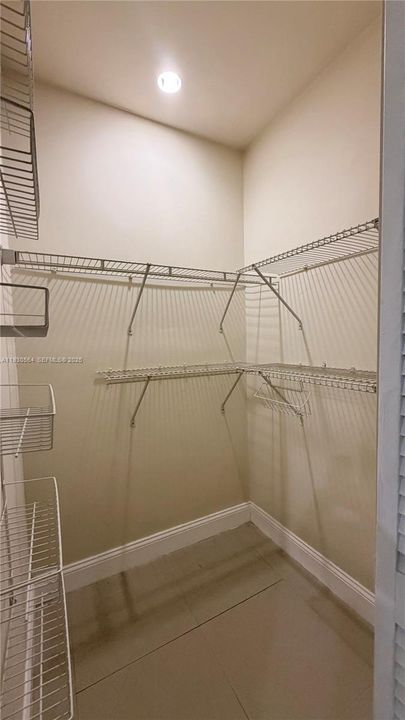 For Rent: $2,500 (2 beds, 1 baths, 1554 Square Feet)