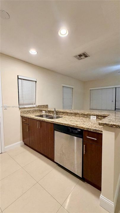 For Rent: $2,500 (2 beds, 1 baths, 1554 Square Feet)