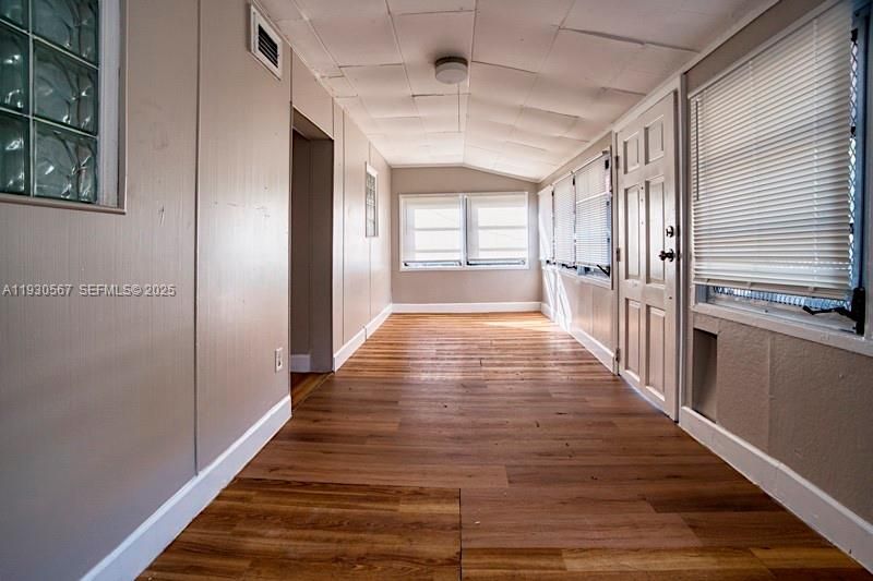 For Rent: $2,700 (3 beds, 1 baths, 3095 Square Feet)