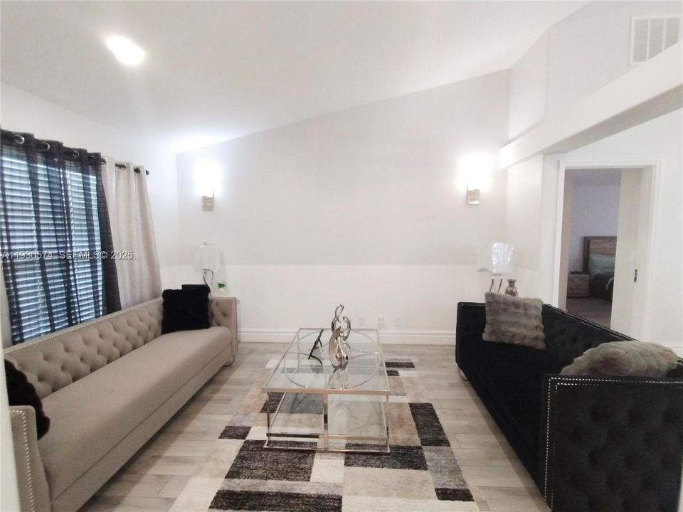 待售: $440,000 (4 贝兹, 2 浴室, 2282 平方英尺)