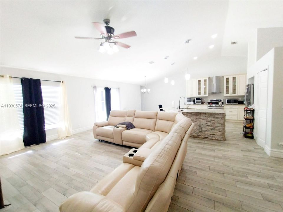 待售: $440,000 (4 贝兹, 2 浴室, 2282 平方英尺)