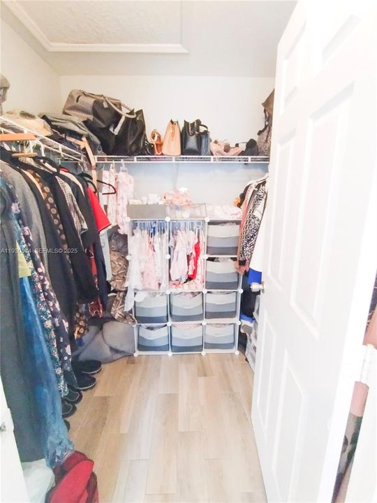 待售: $440,000 (4 贝兹, 2 浴室, 2282 平方英尺)