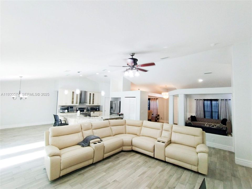 待售: $440,000 (4 贝兹, 2 浴室, 2282 平方英尺)