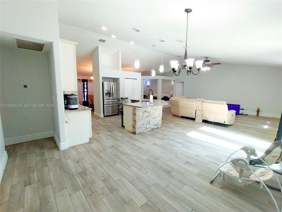 待售: $440,000 (4 贝兹, 2 浴室, 2282 平方英尺)