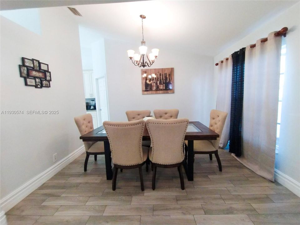 待售: $440,000 (4 贝兹, 2 浴室, 2282 平方英尺)