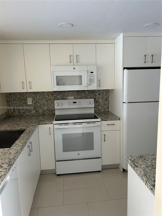 В аренду: $1,900 (2 спален, 2 ванн, 949 Квадратных фут)