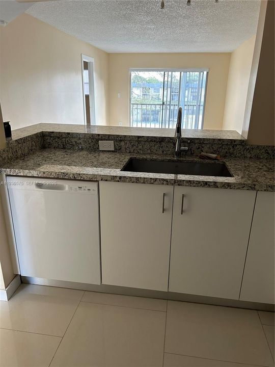 В аренду: $1,900 (2 спален, 2 ванн, 949 Квадратных фут)