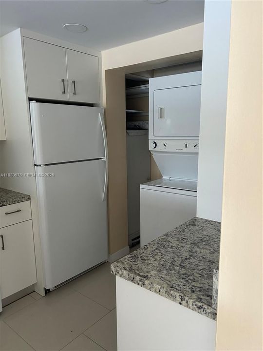 В аренду: $1,900 (2 спален, 2 ванн, 949 Квадратных фут)