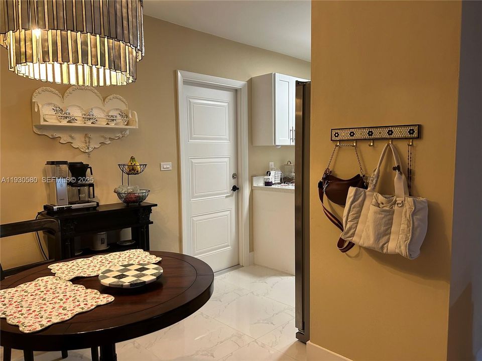 For Sale: $729,000 (3 beds, 1 baths, 1047 Square Feet)