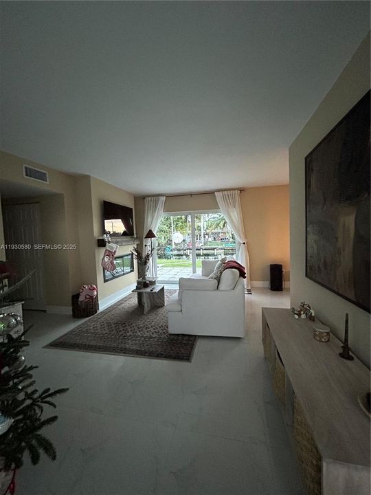 For Sale: $729,000 (3 beds, 1 baths, 1047 Square Feet)