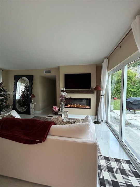 For Sale: $729,000 (3 beds, 1 baths, 1047 Square Feet)