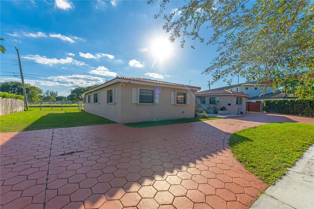 For Sale: $1,100,000 (6 beds, 4 baths, 3398 Square Feet)