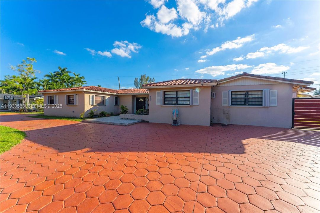 For Sale: $1,100,000 (6 beds, 4 baths, 3398 Square Feet)