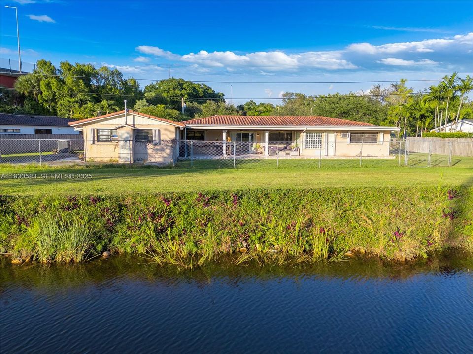 For Sale: $1,100,000 (6 beds, 4 baths, 3398 Square Feet)