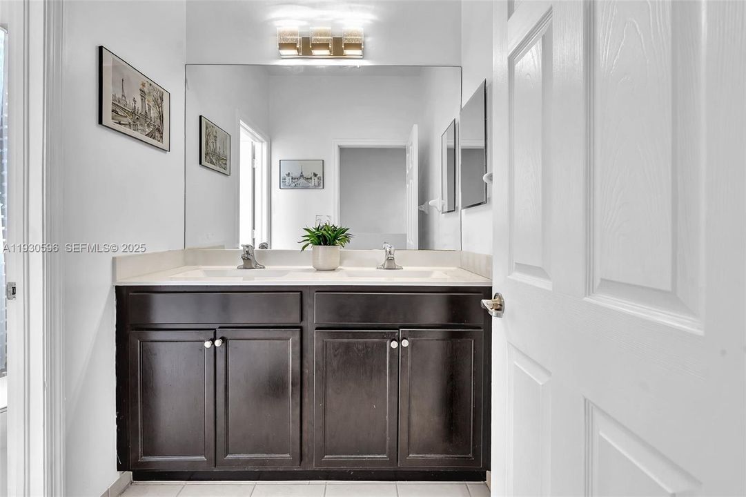 For Sale: $695,000 (4 beds, 3 baths, 2500 Square Feet)