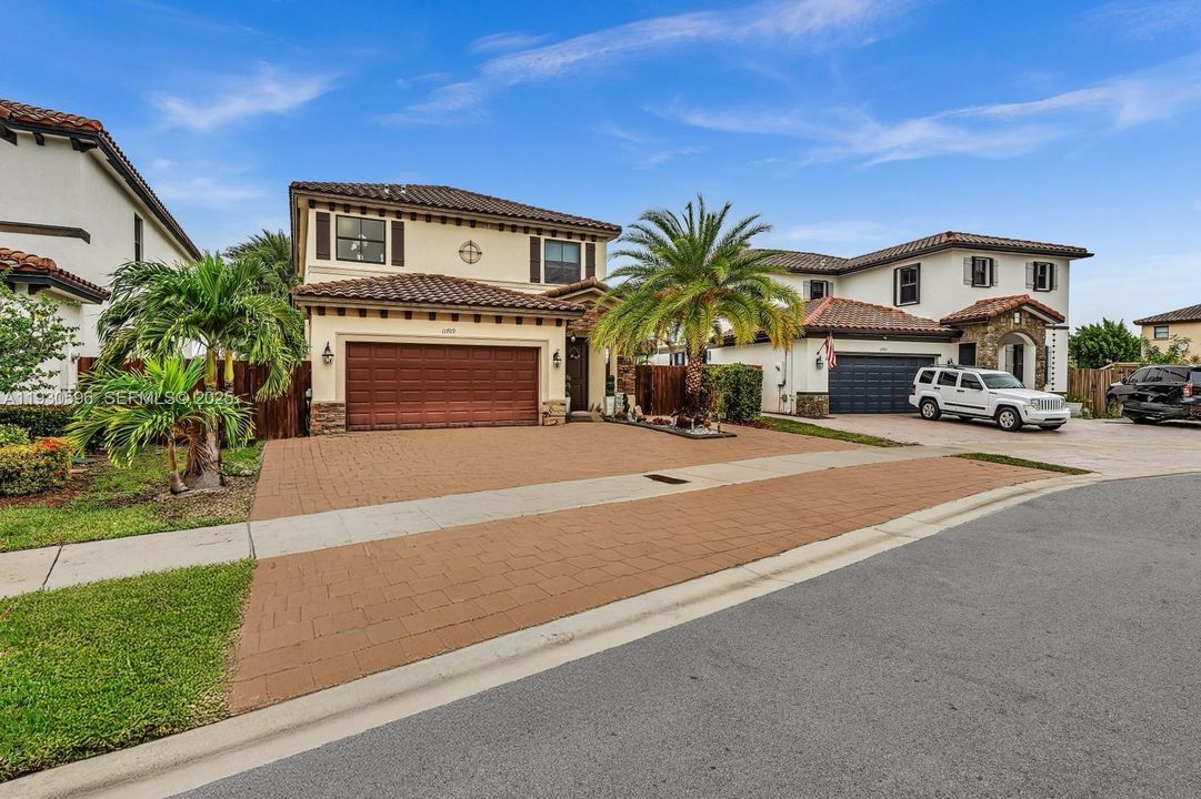 For Sale: $695,000 (4 beds, 3 baths, 2500 Square Feet)