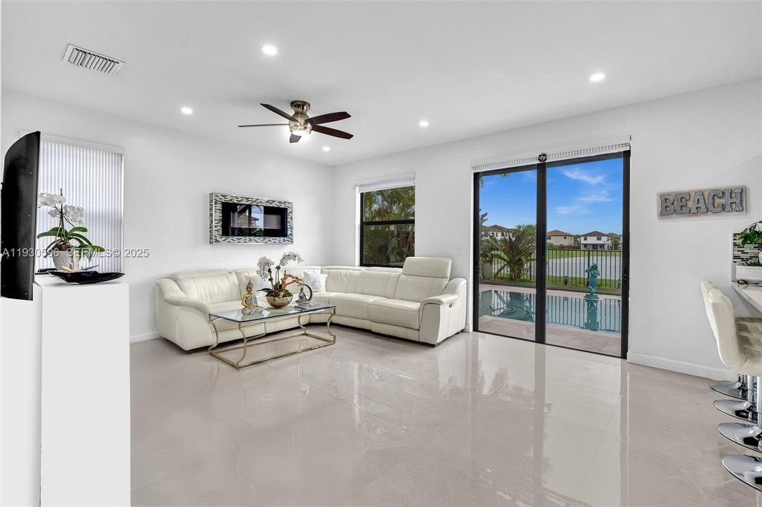 For Sale: $695,000 (4 beds, 3 baths, 2500 Square Feet)