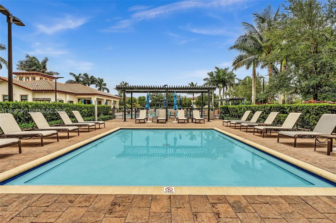 For Sale: $695,000 (4 beds, 3 baths, 2500 Square Feet)