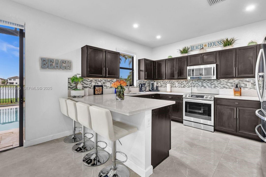 For Sale: $695,000 (4 beds, 3 baths, 2500 Square Feet)