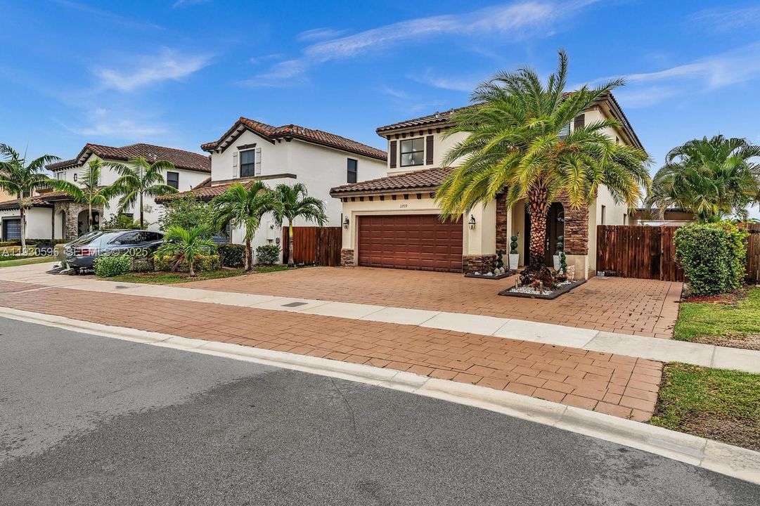 For Sale: $695,000 (4 beds, 3 baths, 2500 Square Feet)