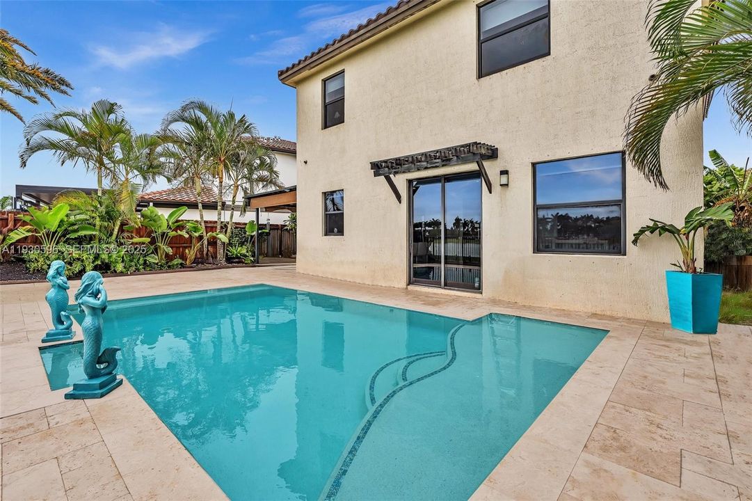 For Sale: $695,000 (4 beds, 3 baths, 2500 Square Feet)