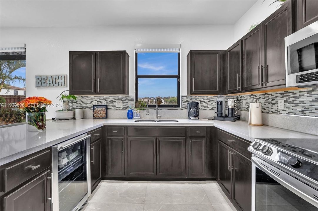 For Sale: $695,000 (4 beds, 3 baths, 2500 Square Feet)